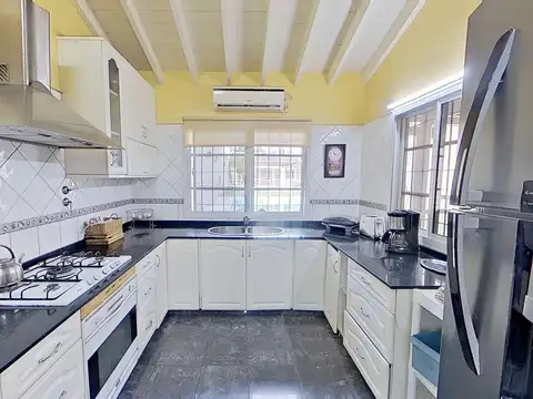 Casa en Venta con 2 cocheras