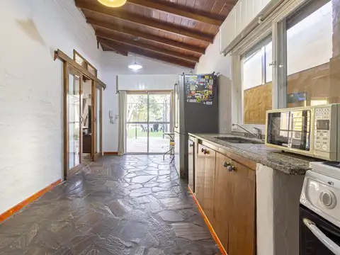 Casa 4 ambientes con 2 baños