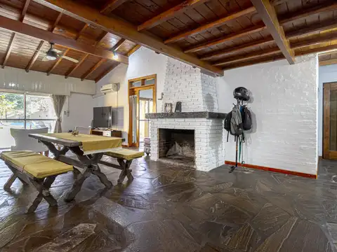 Casa 4 ambientes con 2 baños