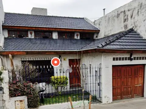 Venta de bonita Casa de 6 AMBIENTES en Mataderos, Capital Federal con gran patio parrilla y ga...