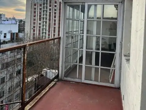 Amplio 2 ambientes con balcón terraza, muy luminoso. Excelente vista a la ciudad