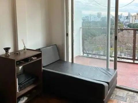 Amplio 2 ambientes con balcón terraza, muy luminoso. Excelente vista a la ciudad