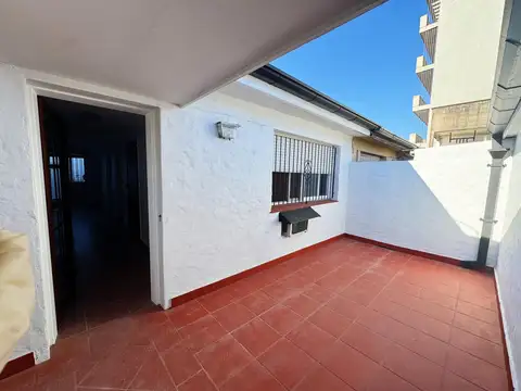 Departamento de tres ambientes con doble patio en alquiler