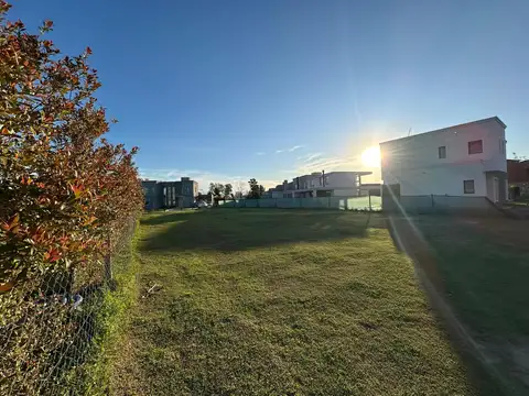 Barrio Cerrado Laguna Grande     Villanueva