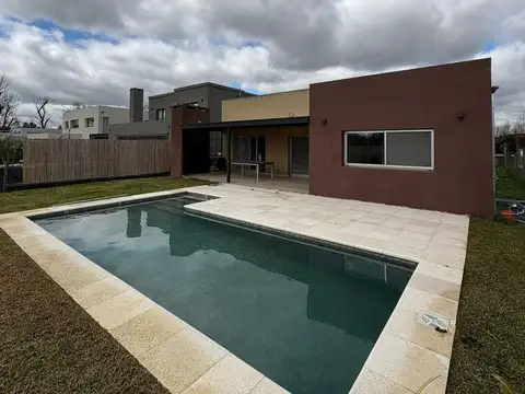 Casa en Venta en Countries y Barrios Cerrados en Pilar, USD 189.000