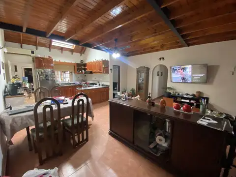 Casa Familiar con Local Independiente y Espacios Versátiles | Castelar Sur