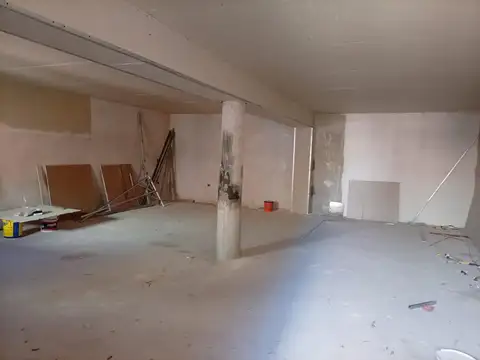 Local Interno con pasillo de ingreso amplio