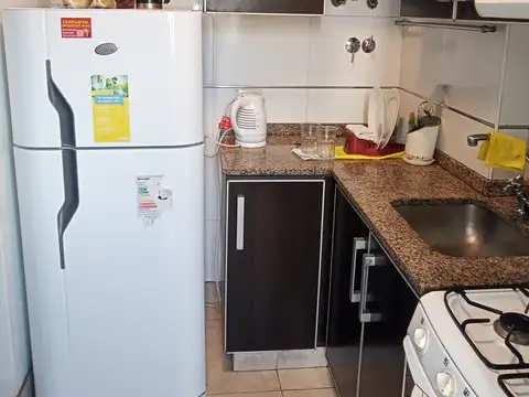 Dpto. 2 amb con Bcón. Cocina y baño reciclado. Apto Profesional y Apto Crédito. Excelente ubic.