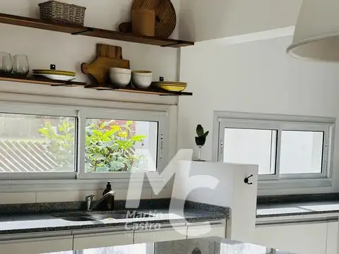 Casa en Alquiler en Pilar Del Este, USD 1.700