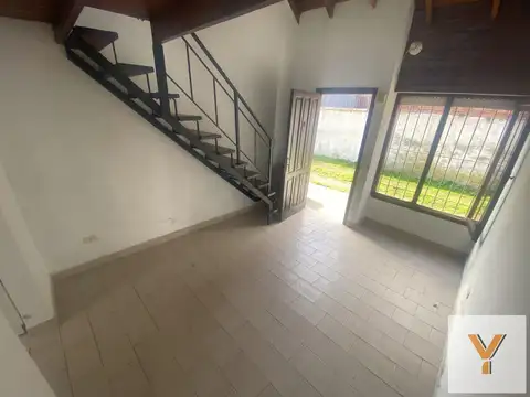 OPORTUNIDAD! Duplex centrico - cochera y patio  
