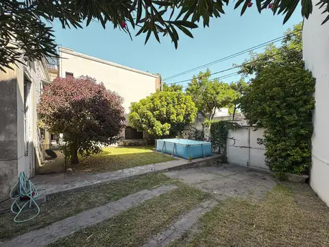 Casa de 5 dormitorios con quincho, jardín y cocheras en Abasto