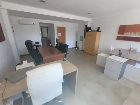 VENTA OFICINA CON COCHERA EN LA PLATA