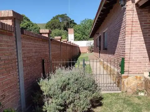 Cordoba La Cumbre Chalet 5 ambientes escritorio cocheras jardin
