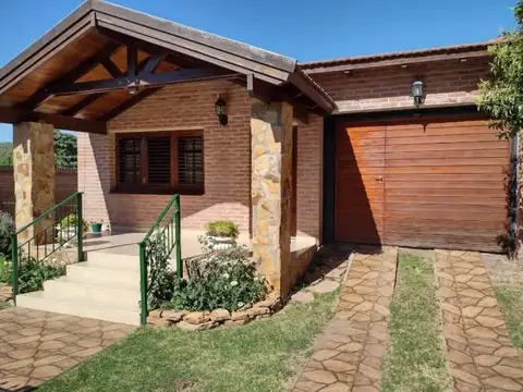 Cordoba La Cumbre Chalet 5 ambientes escritorio cocheras jardin