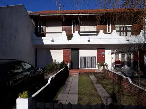 DUPLEX DE 3 AMB CON PARQUE. QUINCHO Y ENTRADA DE AUTO