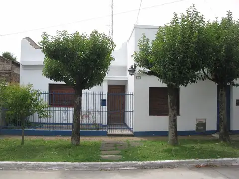 AMPLIA CASA, EXCELENTE CONSTRUCCION  RETASADA 