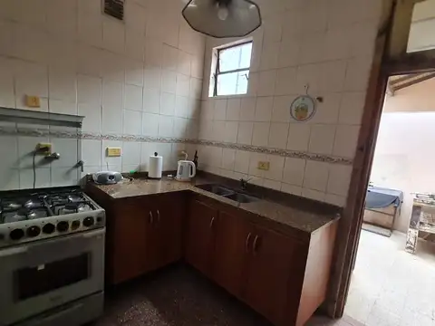 Casa multifamiliar 6 ambientes, con patio y  doble entrada