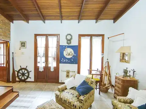 Casa 6 ambientes con 2 baños