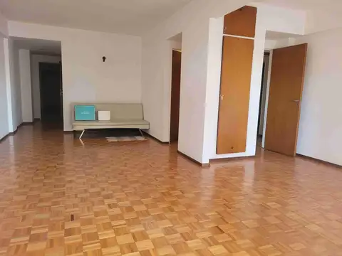 Departamento. 3 dormitorios con dependencia. Cochera.
