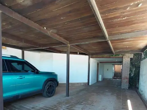 Casa en Alquiler con 4 cocheras