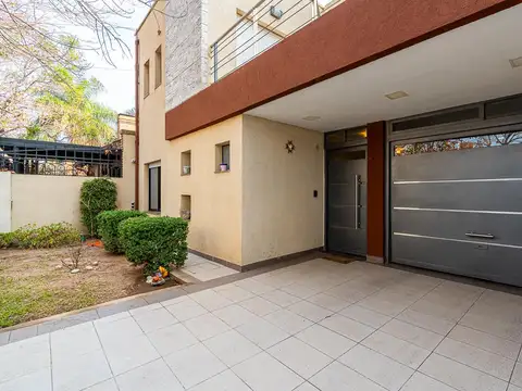 Casa en Venta con 3 cocheras
