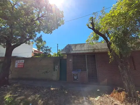 CASA A RECICLAR CON LOTE DE 8,66 X 34 MTS