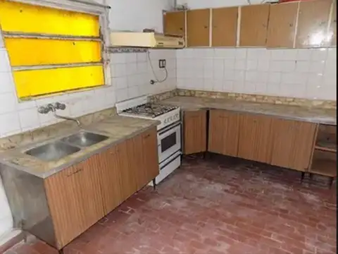 CASA A RECICLAR CON LOTE DE 8,66 X 34 MTS