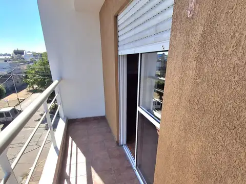 Departamento 3 ambientes con balcón al frente