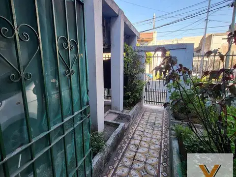 Casa en venta - 2 Dormitorios 1 Baño - Cochera - 130Mts2 - Valentín Alsina