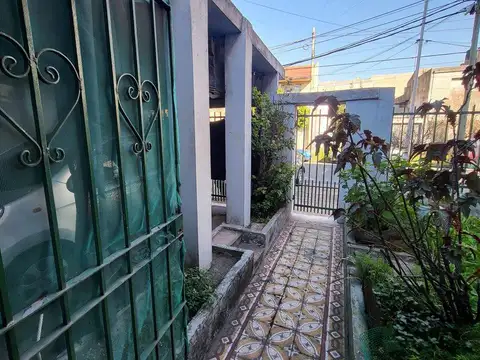 Casa en venta - 2 Dormitorios 1 Baño - Cochera - 130Mts2 - Valentín Alsina