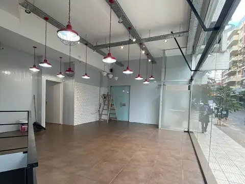 Exc. Local con vidriera y paredón para publicidad, a metros de la estación Florida Mitre