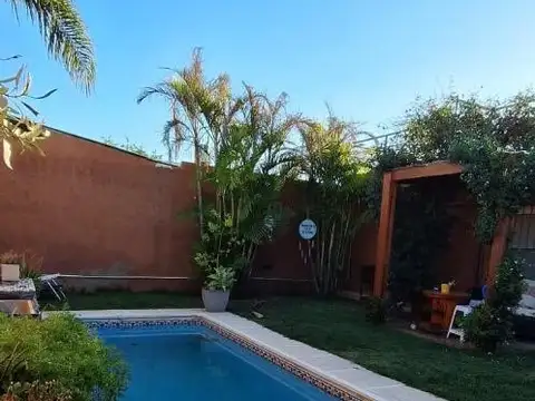 CASA EN VENTA DE 3 DORMITORIOS CON PILETA EN BARRIO ROSEDAL