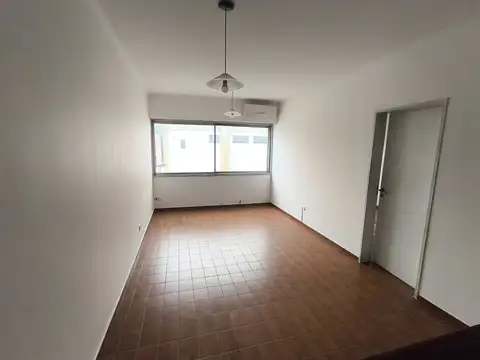 Alquiler de amplio departamento dos ambientes en Wilde Centro