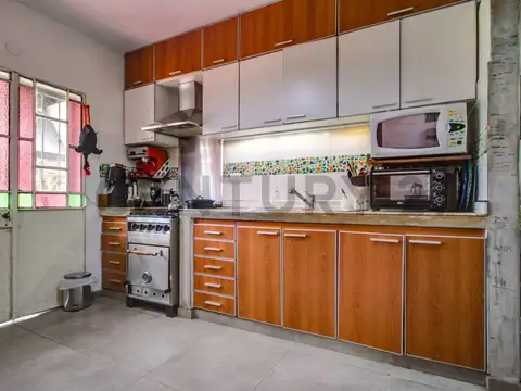 Casa 6 ambientes con 2 baños