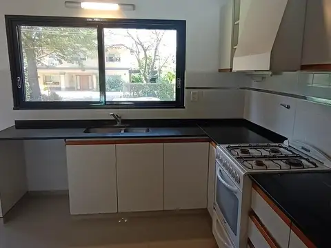 Casa 6 ambientes con 3 baños