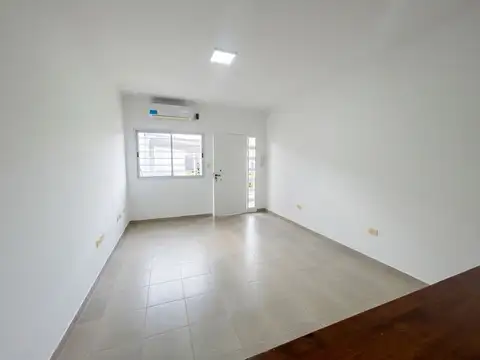 Casa en Alquiler con 2 cocheras