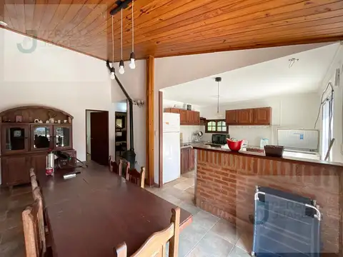 Casa 4 ambientes con 2 baños