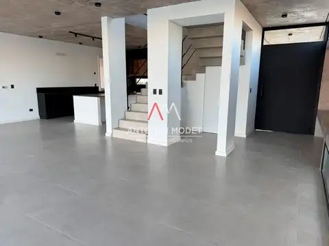 Casa en Venta con 4 cocheras