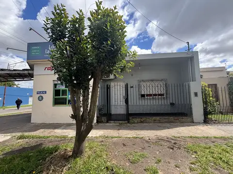 Casa 2 dormitorios + local en esquina en venta