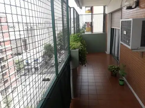 4 AMBIENTES C/ DEPENDENCIAS . Av. Montes de Oca 1200
