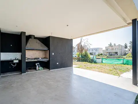 Casa 5 ambientes con 3 baños