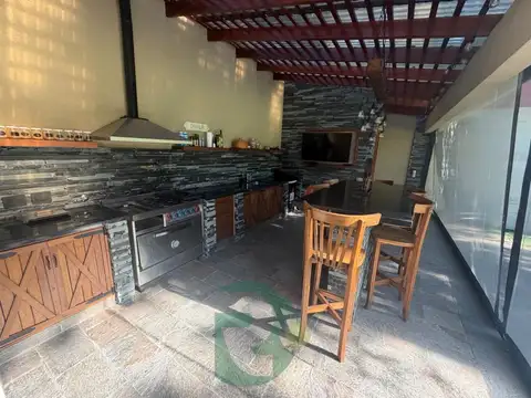 Casa 7 ambientes con 4 baños
