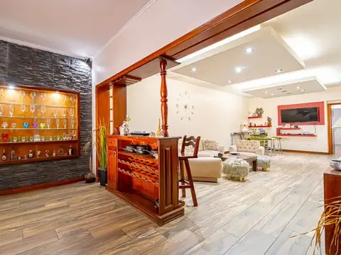 Casa 6 ambientes con 4 baños
