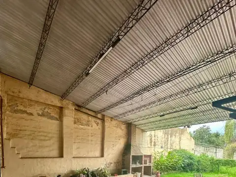 Casa 7 ambientes con 2 baños