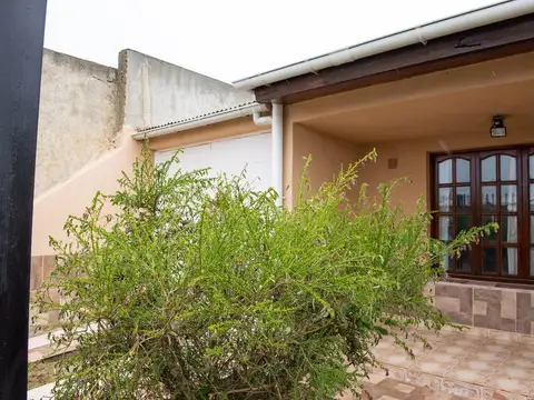 Casa 6 ambientes con 2 baños