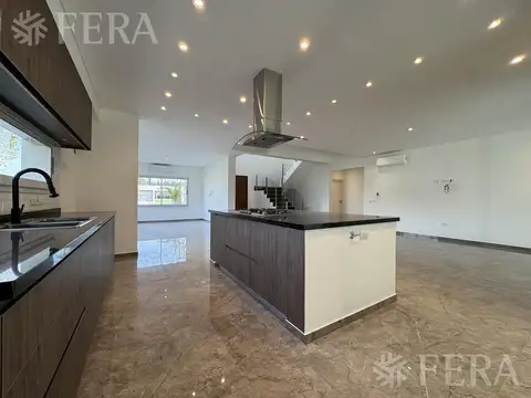 Venta Casa 6 ambientes con piscina en Haras Del Sur II-La plata