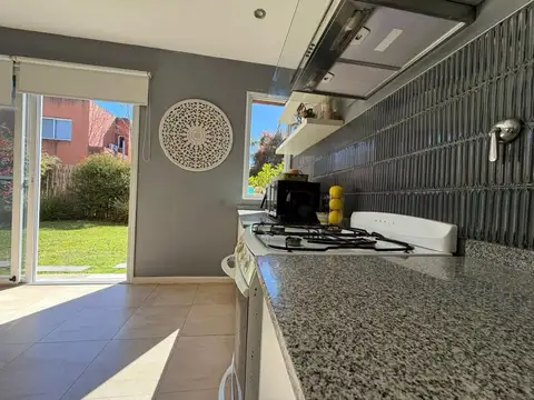 Casa 4 ambientes con 2 baños