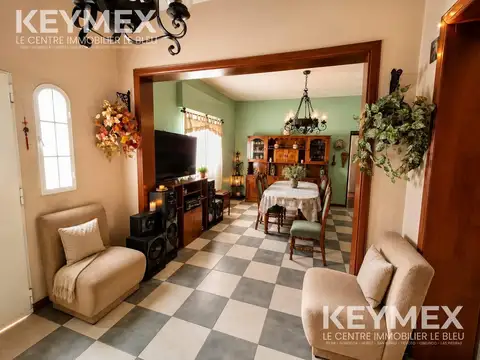 Venta de Casa 4 ambientes en esquina | 3 dormitorios, 2 baños, patio y terraza