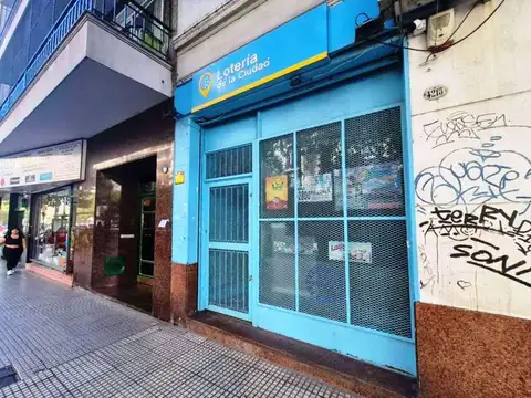 LOCAL S/ AV. RIVADAVIA - 44 m2