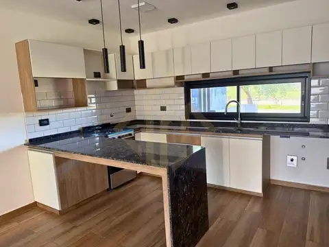 Casa en venta- Docta con escritura! 